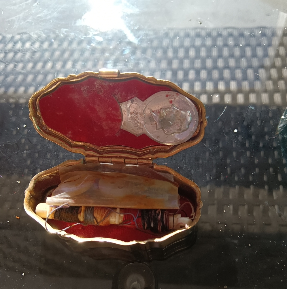 Mini sewing kit vintage